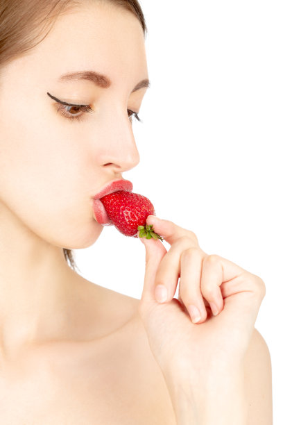 草莓的女孩图片下载