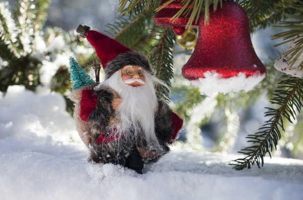 雪中的圣诞老人玩偶图片下载