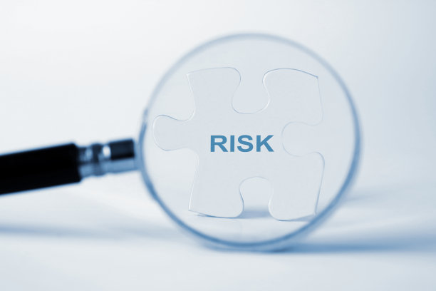“风险”这个词写在缺失的拼图上。图片下载