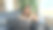 在线学习金发欧洲女孩坐在她的膝盖上，在阳台上的街道上用笔记本电脑或观看一节课。在她的手边有一张打印出来的纸，她将在上面完成任务。图片下载