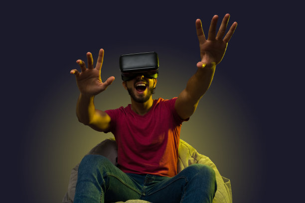 快乐的年轻人享受元宇宙和虚拟现实技术图片下载