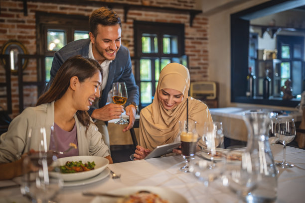 多种族快乐的商务人士在餐厅午餐时交谈图片下载