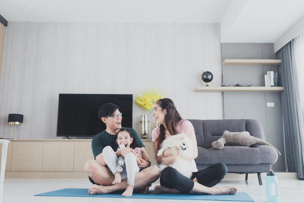 亚洲家庭和女儿在家里玩和家庭周末。快乐的一家人在客厅里在家进行有趣的活动。图片下载