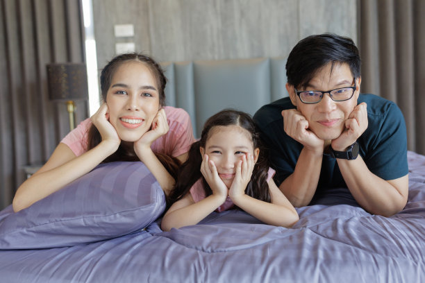 亚洲家庭肖像在家，肖像家庭亚洲年轻妈妈和学龄前的女儿看着相机，家人享受休闲时间图片下载
