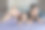 亚洲家庭肖像在家，肖像家庭亚洲年轻妈妈和学龄前的女儿看着相机，家人享受休闲时间图片下载