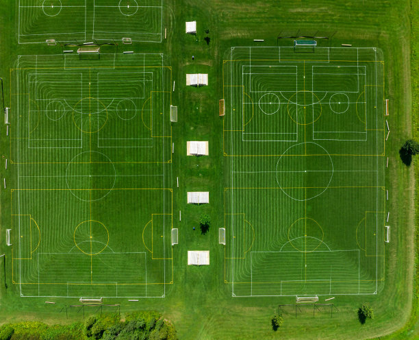 空绿足球场的鸟瞰图图片下载