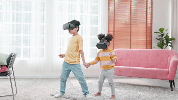 享受快乐的孩子肖像使用虚拟现实元世界游戏技术在家里的客厅。孩子微笑和乐趣使用技术虚拟现实头盔的眼镜玩体育游戏图片下载
