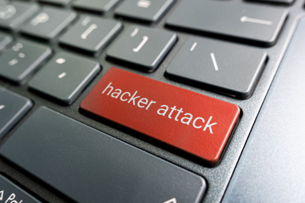 攻击笔记本电脑键盘上的红色键。模糊的背景。图片下载