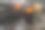两支燃烧的蜡烛和一叠温暖舒适的毛衣放在床上。家里舒适的秋夜图片下载