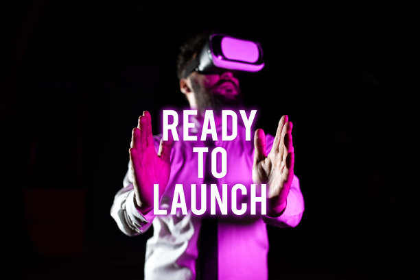 概念展示准备启动。概念照片准备开始推广新产品软件应用手机屏幕上的重要信息和纸包裹。图片下载