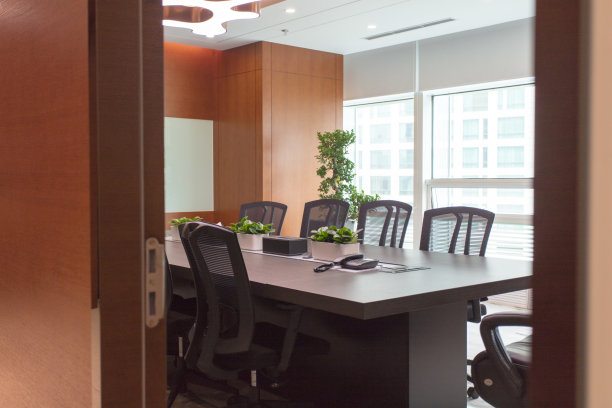 开着门的会议室图片下载