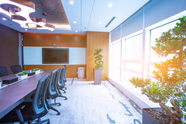 现代的空会议室对着办公室的大窗户图片下载