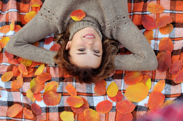 俯视图，一个女人躺在格子上图片下载