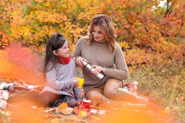 一家人在秋季公园开茶话会图片下载