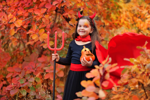 一个穿着万圣节魔鬼服装的女孩的特写肖像图片下载