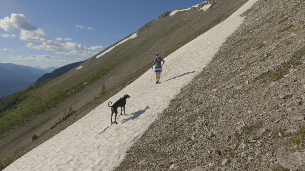 女子越野跑者攀登雪山山脊图片下载
