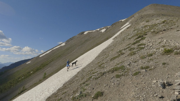 女子越野跑者攀登雪山山脊图片下载