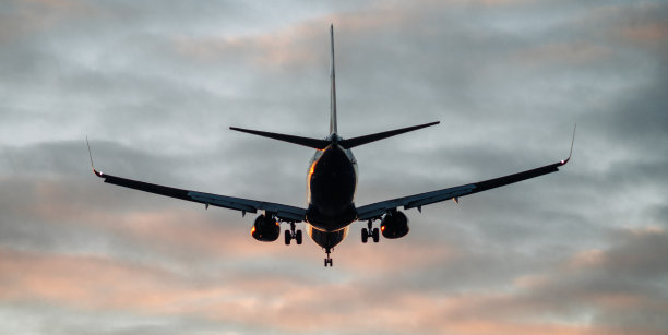 夕阳下的飞机图片下载