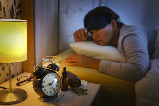失眠的女人看着闹钟上的时间图片下载