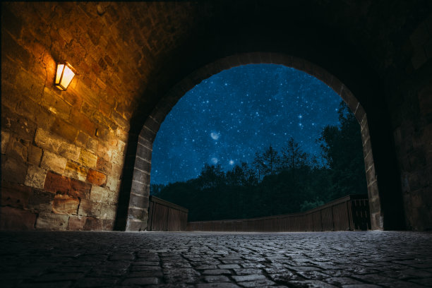 隧道尽头的夜灯图片下载