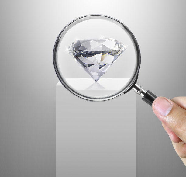 宝石。珠宝商正在检查抛光钻石。克拉大小的钻石。钻石贸易与交易。松散的钻石分级。珍贵的宝石图片下载
