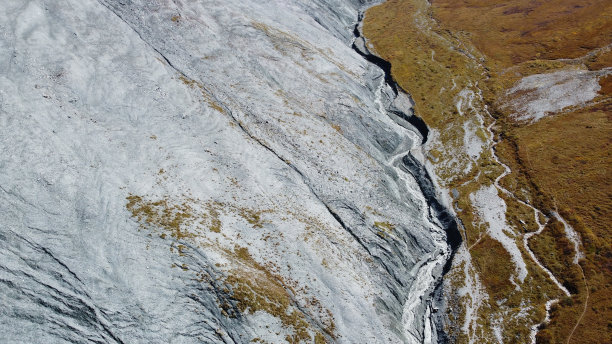 风景如画的高山草地，雅洛山谷的峡谷和干涸的河床航拍素材。阿尔泰山脉图片下载