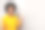 快乐的黑人妇女显示空白屏幕显示智能手机对白色工作室墙壁背景图片下载