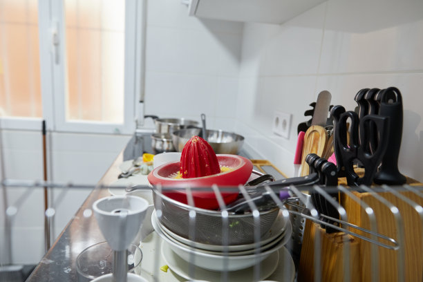 厨房的台面很脏，有很多东西要洗图片下载