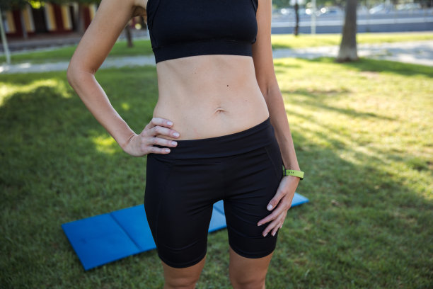 美女在晨间公园做瑜伽。户外健康生活理念。运动。做运动的女人自然肖像。健康的生活方式。图片下载