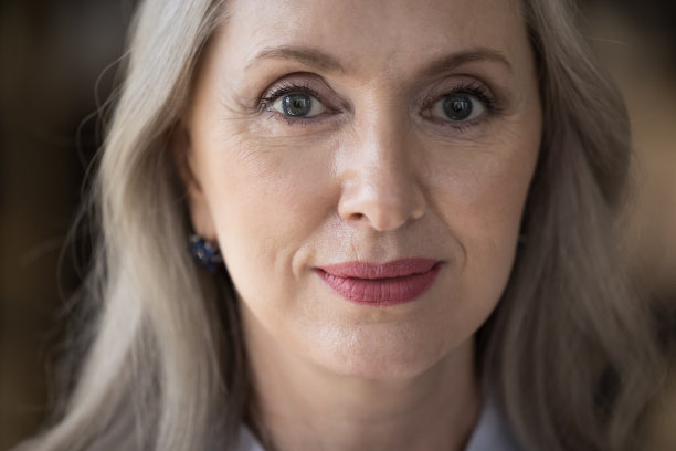 快乐漂亮的高级妇女特写面部肖像图片下载