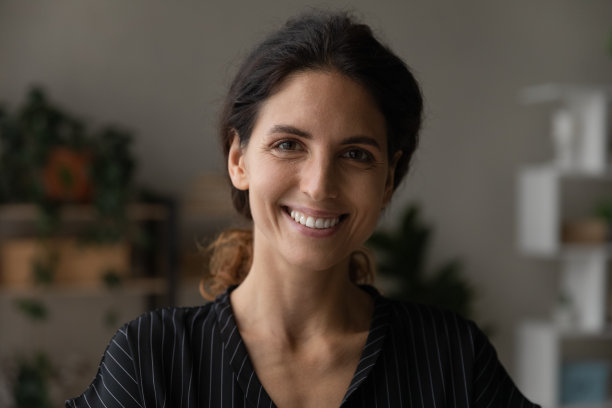 新居快乐年轻女性房主头像。图片下载