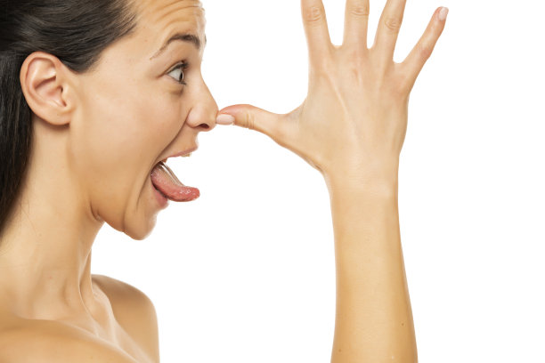 一个女人的侧面，她在用鼻子的手掌嘲笑图片下载