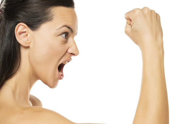 愤怒的美女用拳头威胁我图片下载