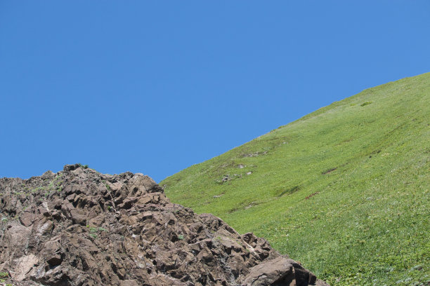 绿草，灰岩，蓝天图片下载