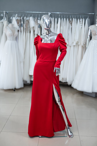 沙龙里的人体模特穿着优雅的红色连衣裙图片下载