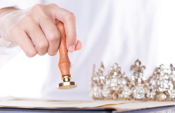 评委将最终得分投票文件加盖公章，授予环球世界最美丽的佳丽钻石皇冠肩带，宣布为干净、透明、公平的竞争图片下载