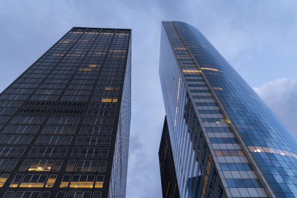 纽约曼哈顿的摩天大楼夜景图片下载