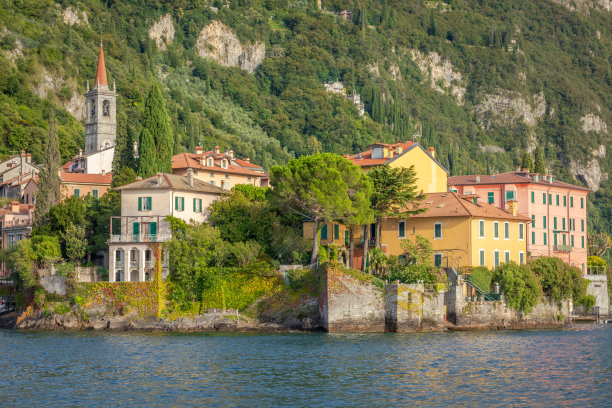 日落时分，意大利北部，从科莫湖俯瞰田园般的瓦伦纳村天际线图片下载