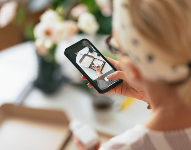 一个匿名女子为社交媒体拍摄她的礼品盒的特写镜头图片下载