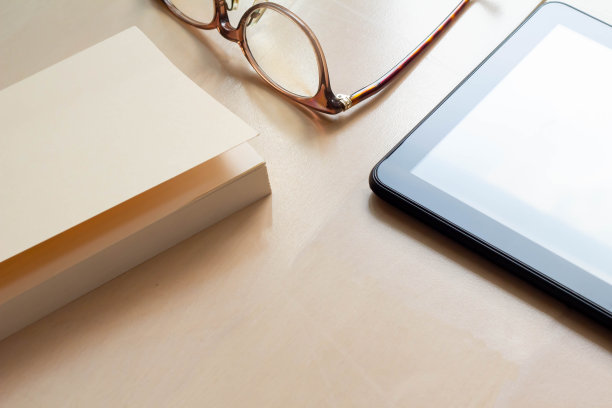 书、平板电脑和眼镜图片下载