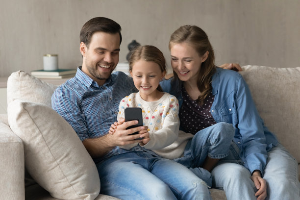 幸福的父母和甜蜜的女儿孩子休息舒服的咳嗽图片下载