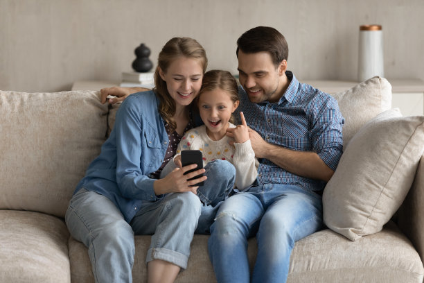 快乐的父母和小女儿自拍图片下载