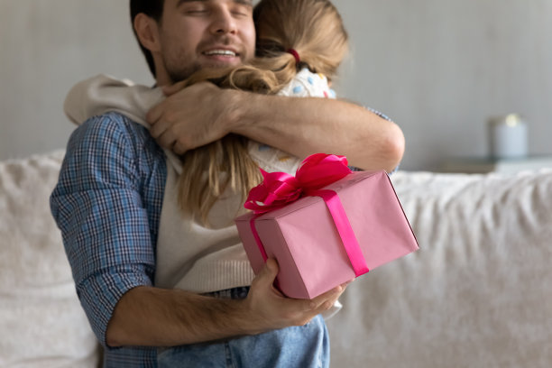 开心感恩的爸爸满怀感激地拥抱着小女儿图片下载