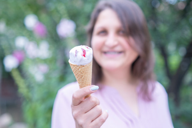 年轻快乐的女人在吃冰淇淋图片下载