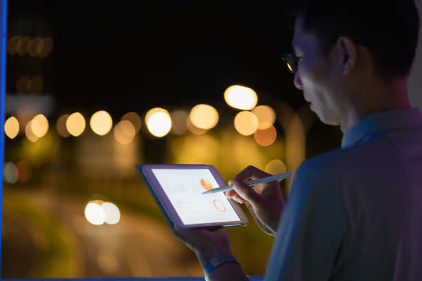 手持数字笔的人使用平板电脑图片下载