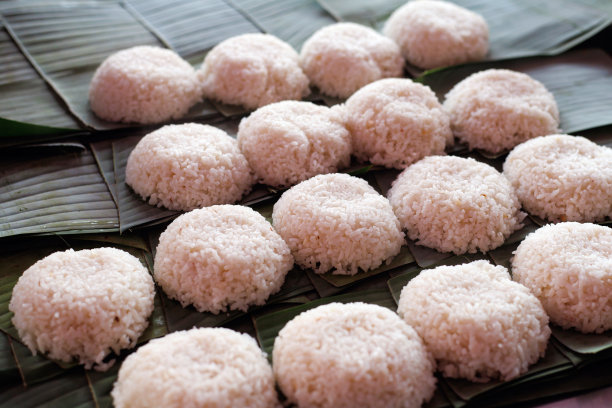 小贩正在用香蕉叶制作马来西亚流行街头小吃“Nasi Lemak”图片下载