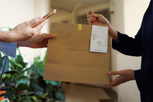 外卖给顾客的特写镜头，在家吃饭的概念图片下载