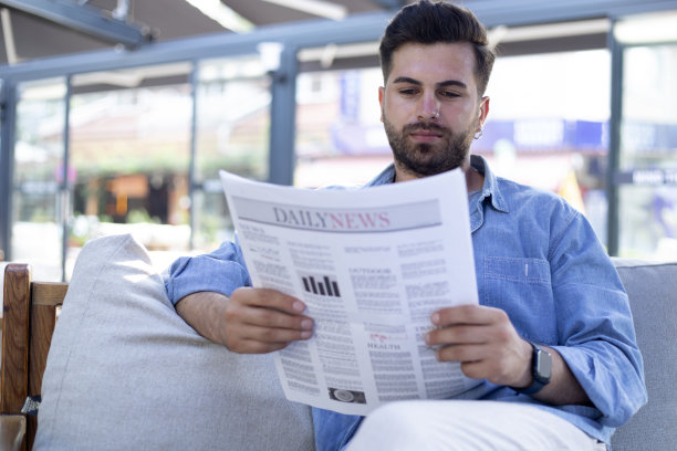 在咖啡馆看报纸的男人图片下载