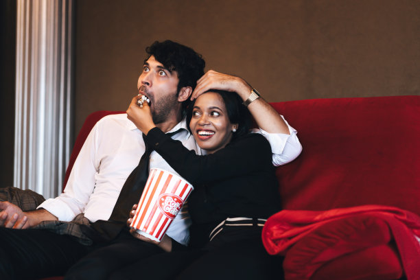 剧院里的一对可爱情侣图片下载