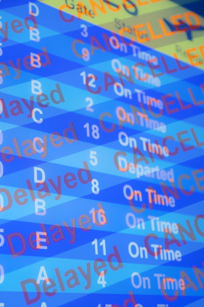 特写与所有航班“准时”或“离开”与“延误”覆盖。图片下载